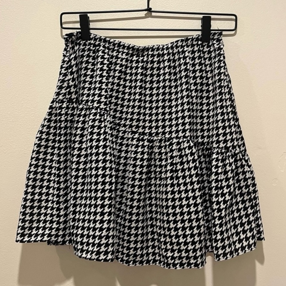 Aqua Brand Black and White Geometric Design Pull On Mini Skirt - Women’s Large